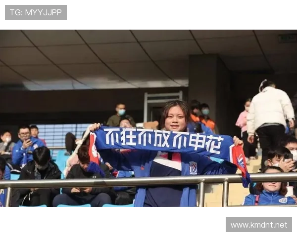 上海申花主场八万人爆满彰显球迷热情