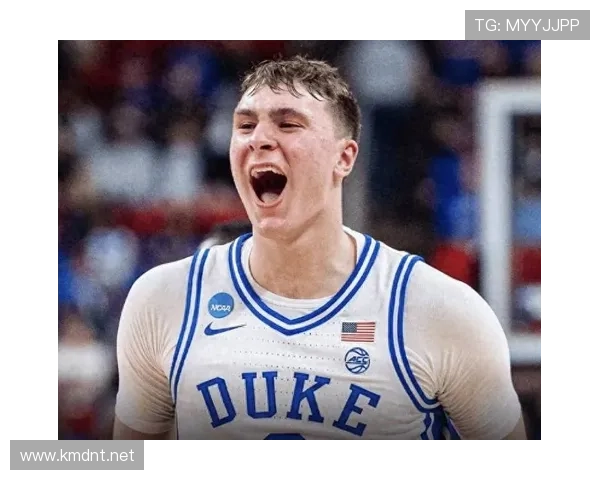 库珀·弗拉格无球跑动制造空位，拉开进攻空间改变球队战术结构